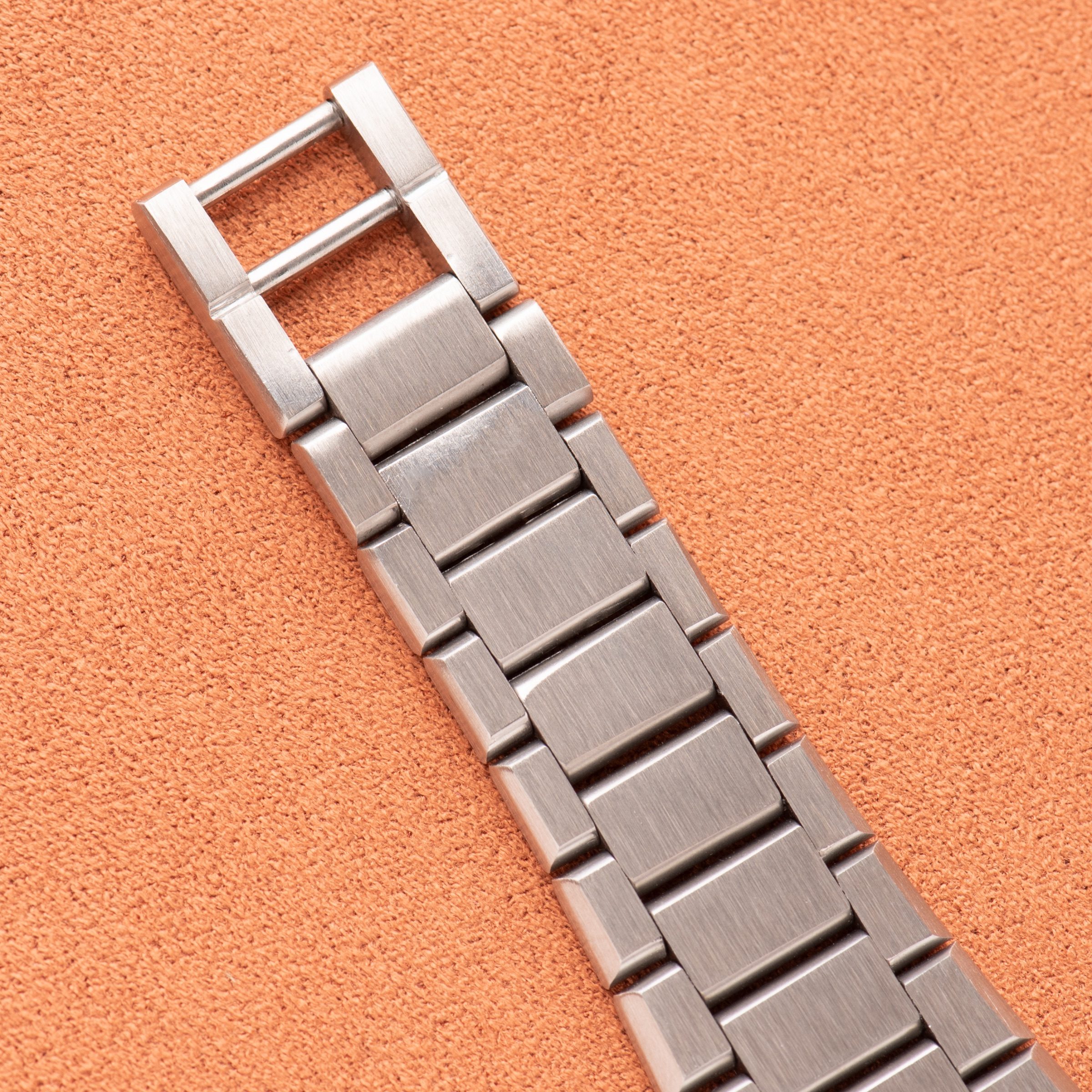 View of Jaeger-LeCoultre Master-Quartz — silver dial — Ref. 23302-42 — 1970